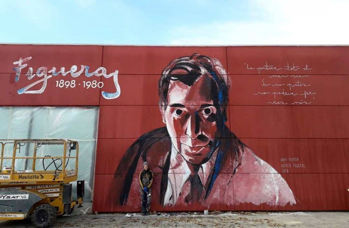 Clara Oliveres, davant del mural dedicat al cèlebre pintor santfruitosenc Alfred Figueras