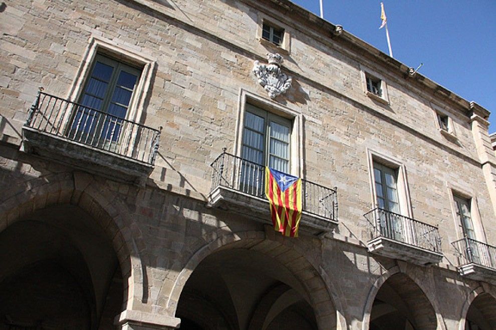 L'estelada continua penjada a la façana de l'Ajuntament de Manresa.