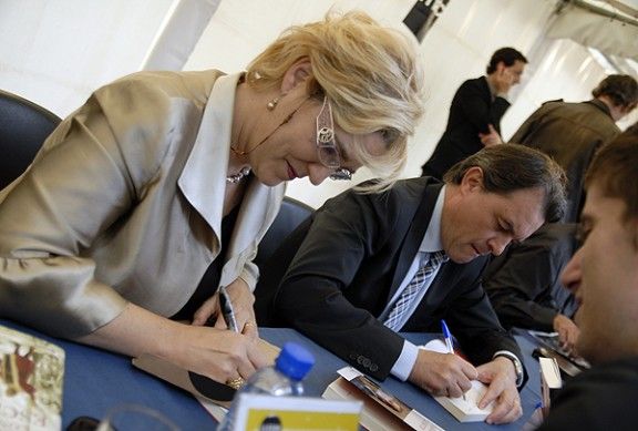 Pilar Rahola signant llibres amb Artur Mas, en una imatge d'arxiu