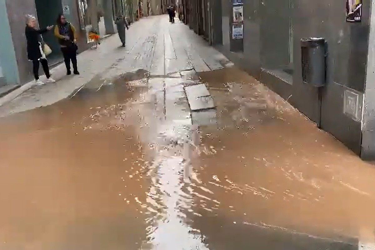 La fuita d'aigua ha aixecat rajoles del carrer Nou