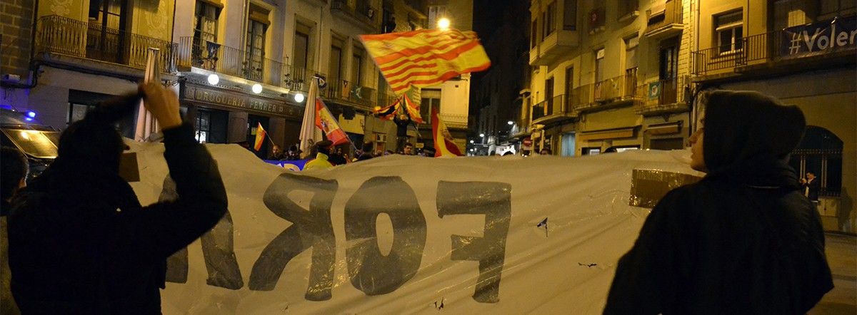 Activistes antifeixistes barren el pas a la concentració espanyolista