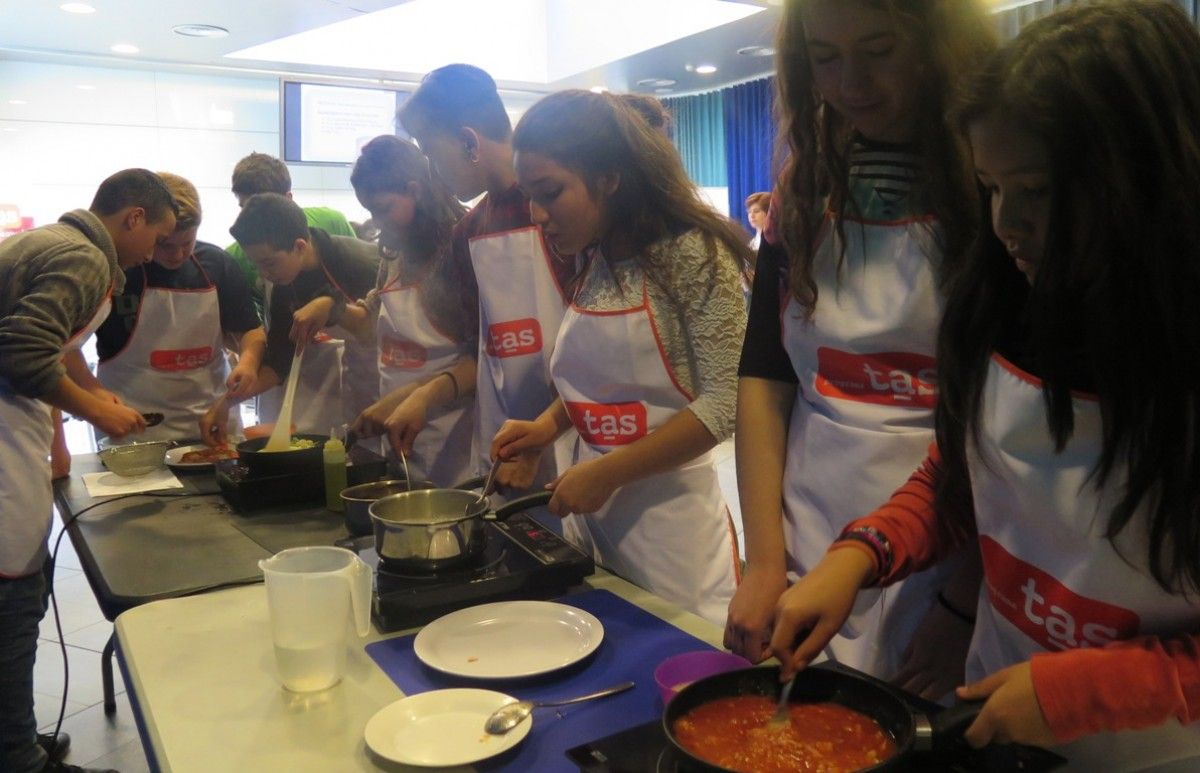 Alumnes de secundària cuinant en el marc del programa TAS