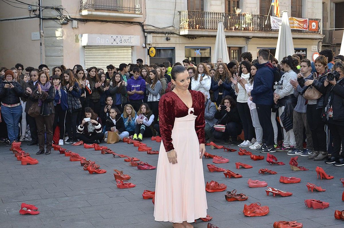 Una esplanada de sabates vermelles ha estat l'escenari de l'acte contra la violència masclista