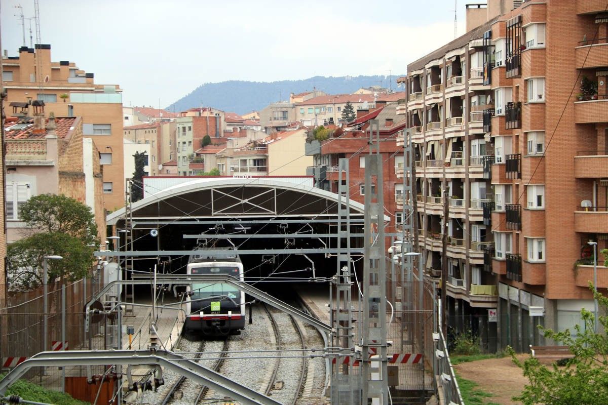 Un tren sortint de l'estació Manresa- Baixador dels FGC