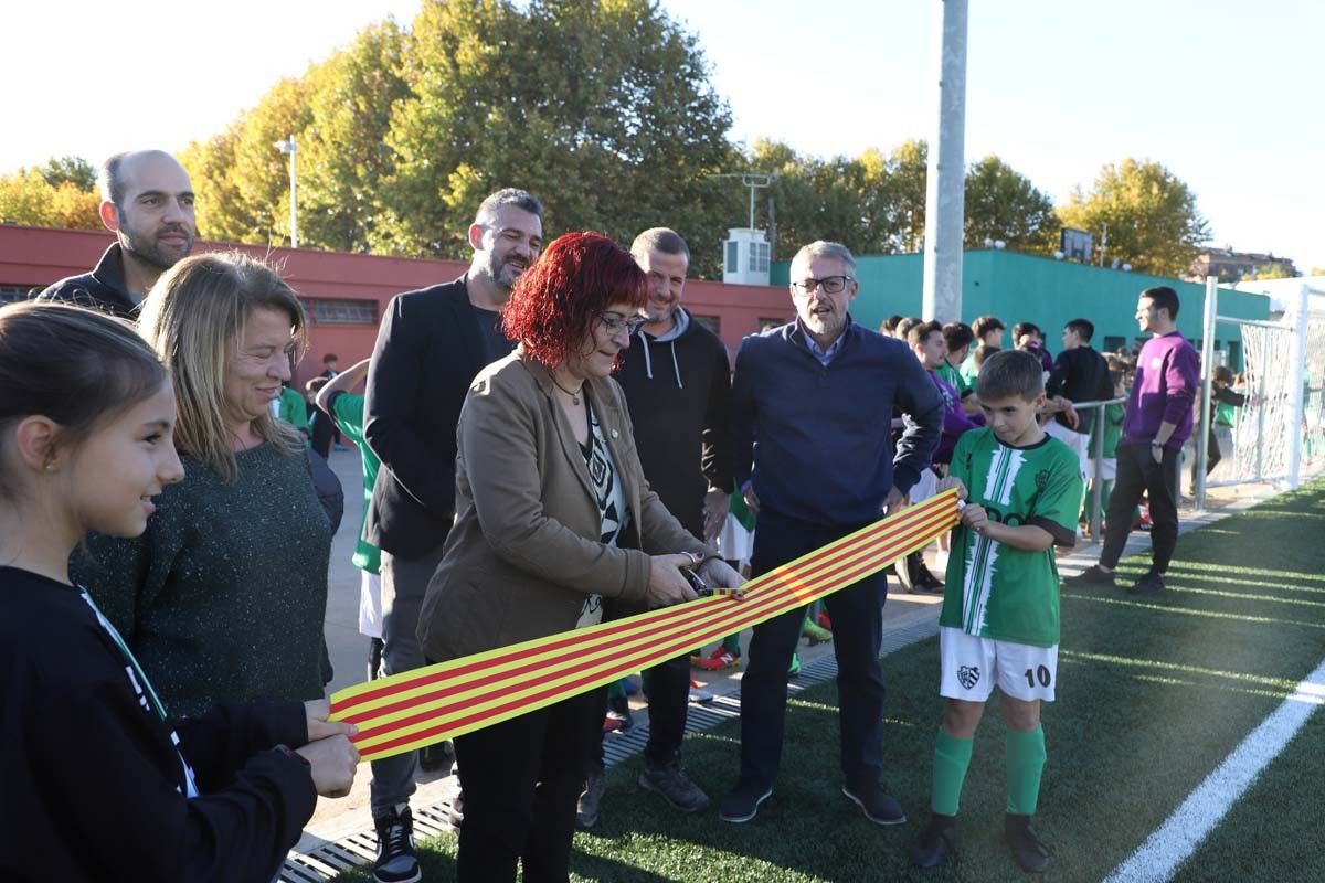 L'alcaldessa Àdria Mazcuiñan, inaugurant la nova gespa del camp de futbol