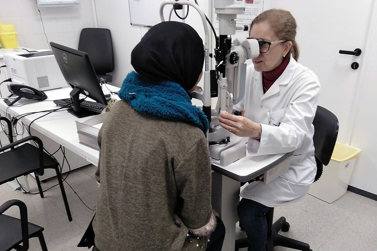 Una professional d'oftalmologia d'Althaia visita un dels usuaris d'Invulnerables, en una imatge d'arxiu