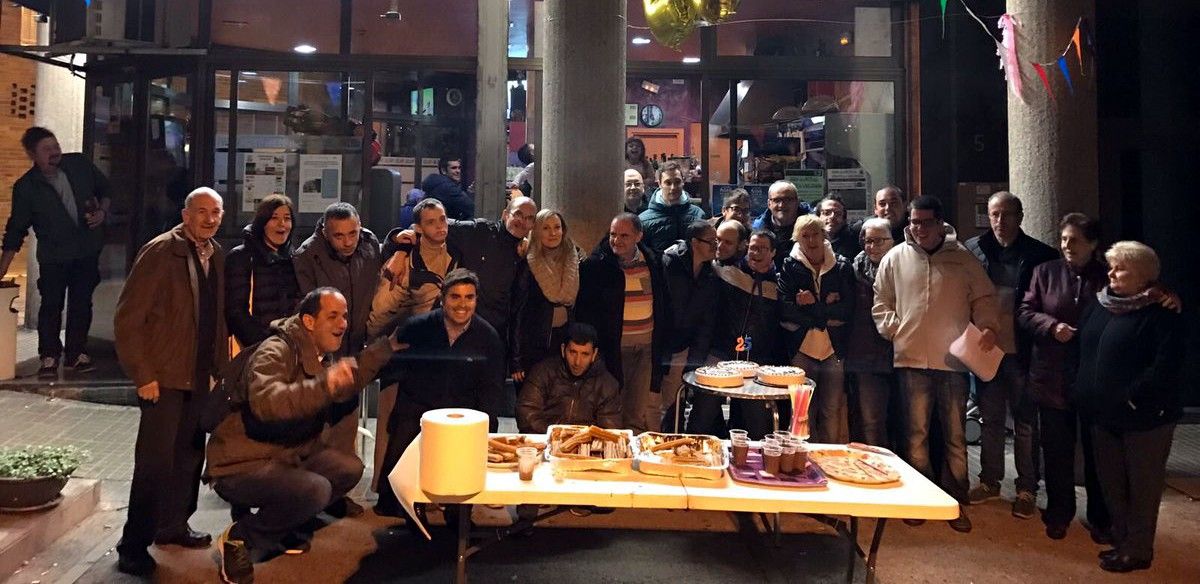 Veïns de la Balconada i membres d'Ampans durant la celebració del 25è aniversari de la implantació de la llar-residència al barri