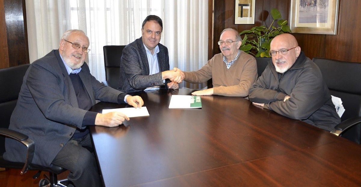 Josep Alabern, Valentí Junyent, Joan Badia i Josep Huguet durant la signatura del conveni