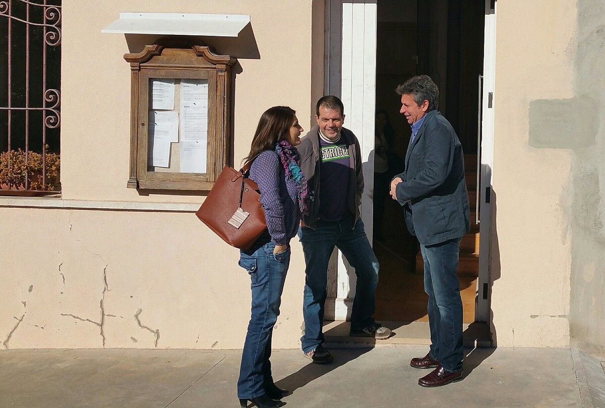 La delegada del Govern davant l'Ajuntament de Castellfollit, parla amb l'alcalde i un regidor
