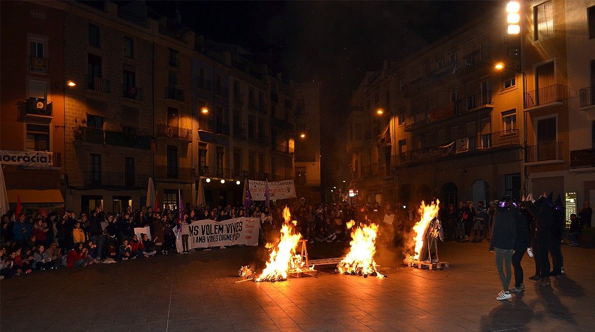 L'agressor, el còmplice i la institució cremen al final de la manifestació contra la violència masclista