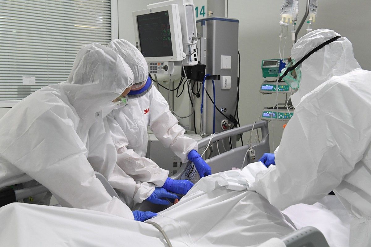 Personal sanitari a la UCI de Sant Joan de Déu durant la pandèmia