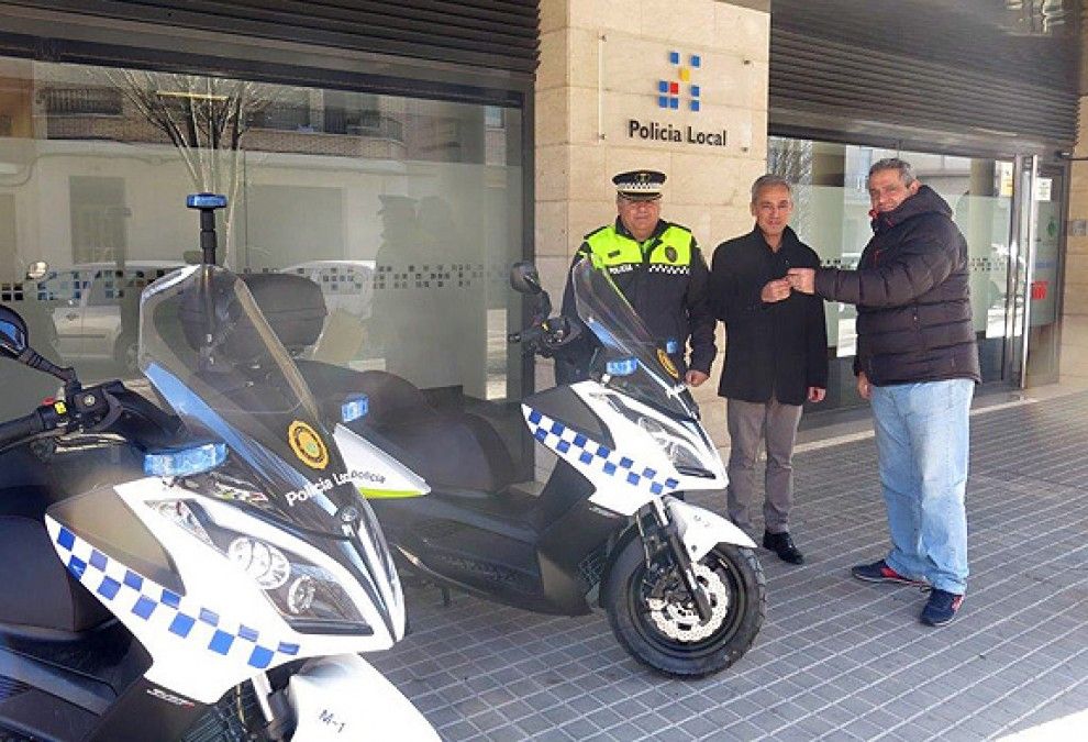 Josep Palacios i Gil Ariso en el moment de recollir les motocicletes.