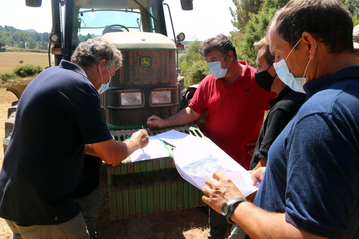 Pagesos de Castellfollit del Boix revisant el projecte