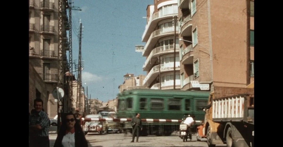 El pas del tren pel carrer Guimerà de Manresa, l'any 1969