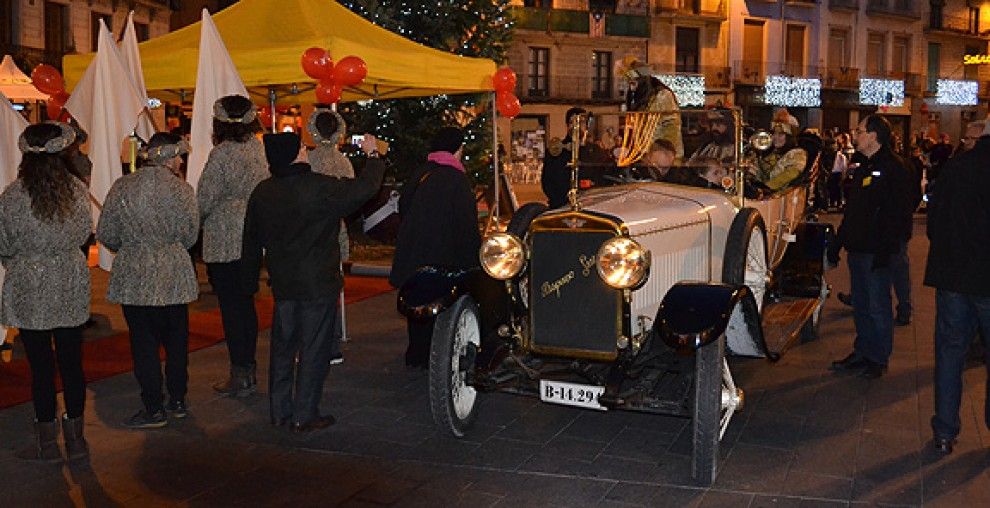 El patge reial arribant a la Plaça Major amb un Hispano Suiza.
