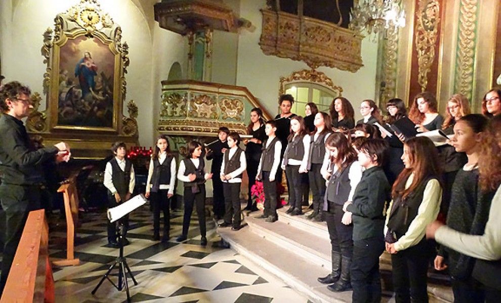 Alumnes de l'escola coral de l'Orfeó Manresà durant el concert.