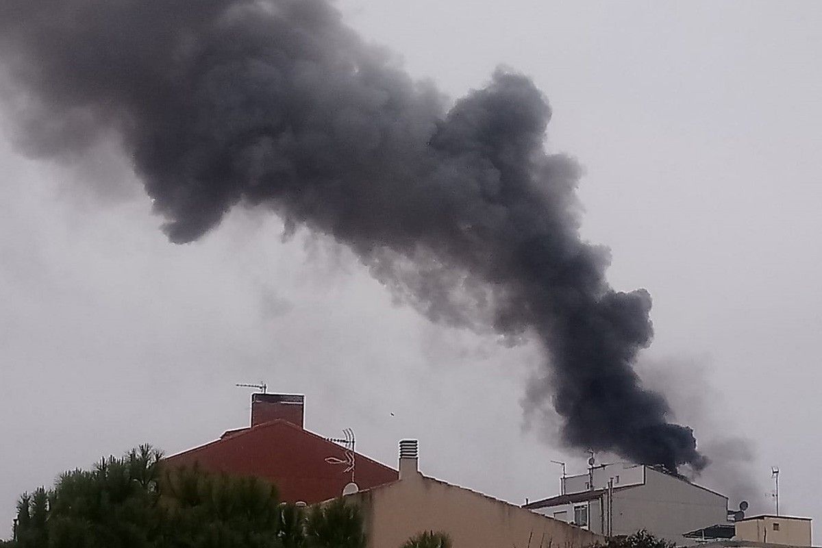 Densa columna de fum en l'edifici incendiat de Manresa