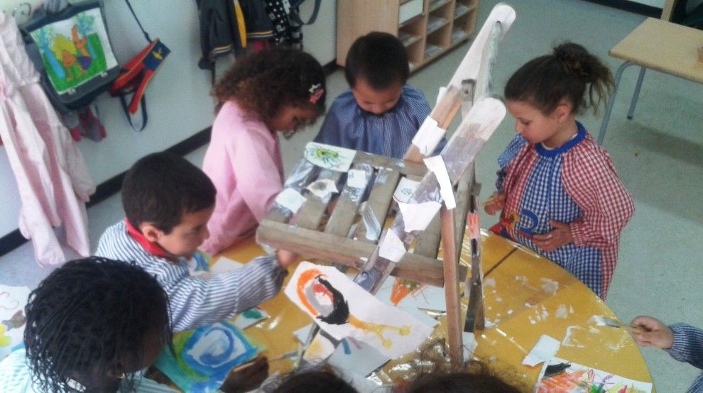 Els infants de l'escola Valldaura fent les seves creacions.