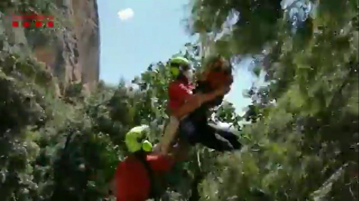 VÍDEO Rescat de l'escaladora accidentada a Montserrat