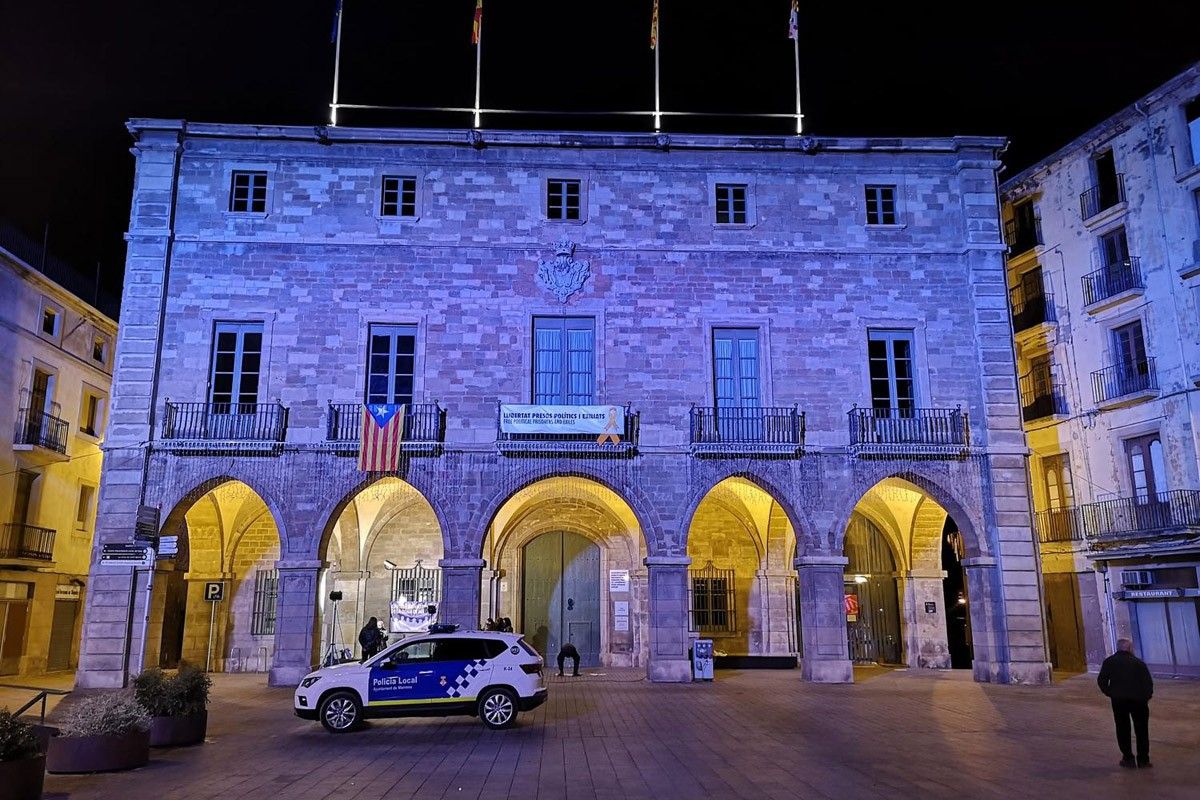 L'Ajuntament de Manresa il·luminat de color blau en una imatge d'arxiu