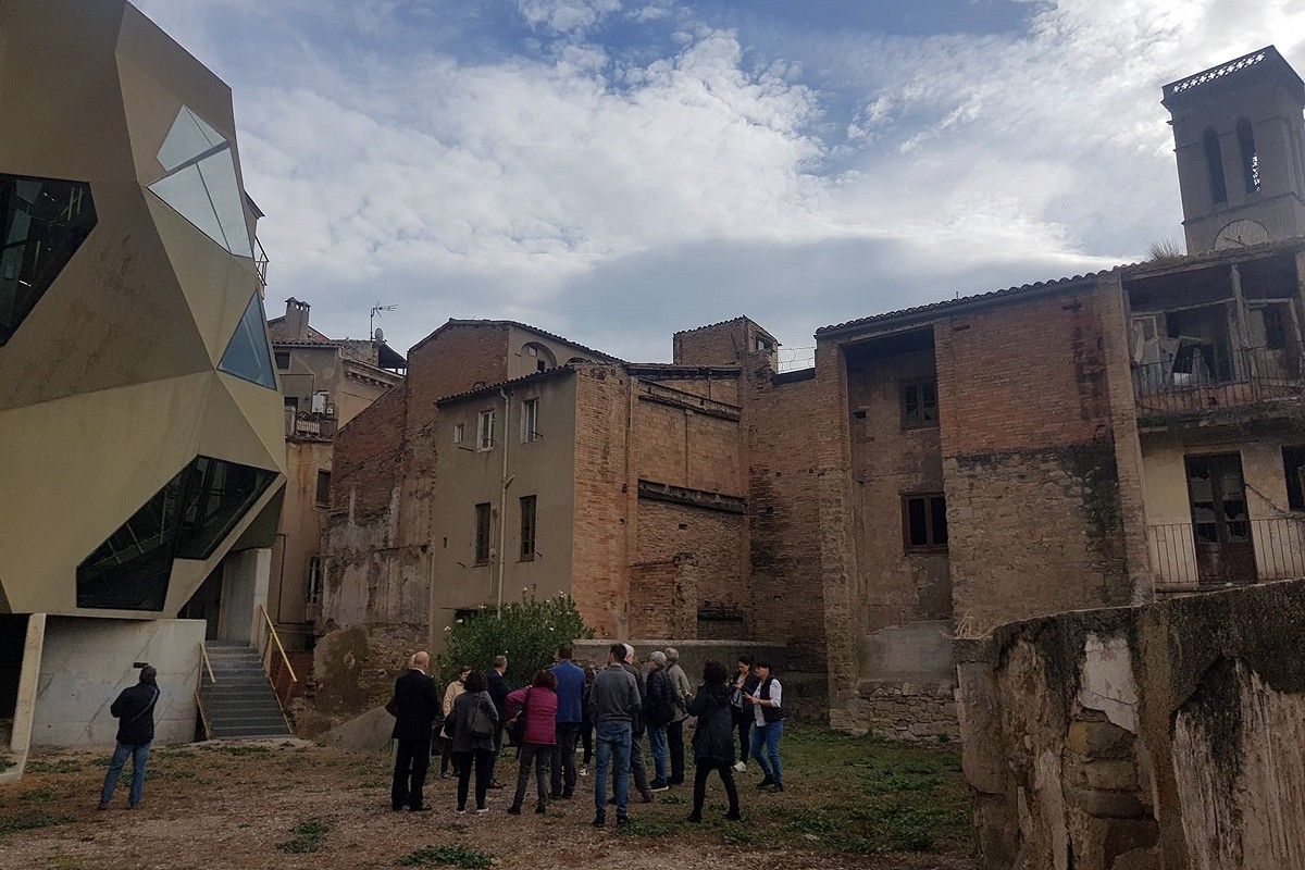 Solar on es construirà el nou Arxiu comarcal i municipal, a la part posterior de l'Ajuntament