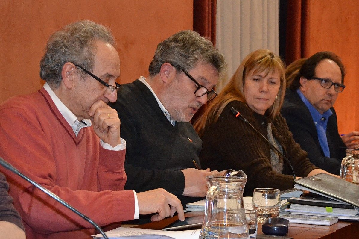 Els tres regidors del PSC a Manresa, amb Felip González al centre