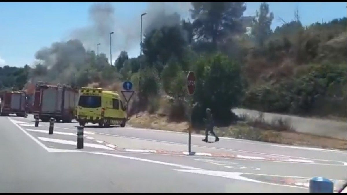 VÍDEO Bombers i ambulància al lloc de l'incendi
