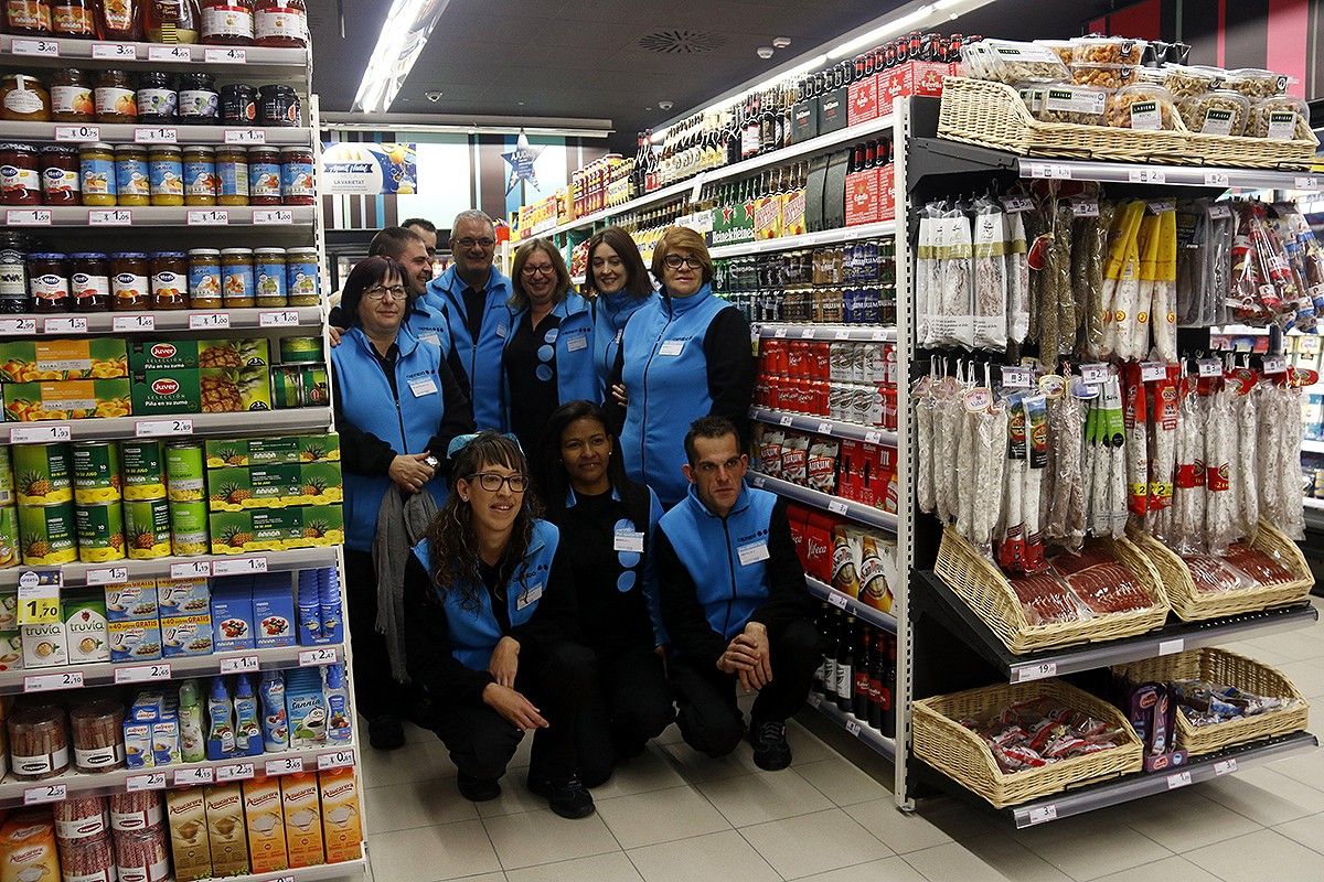 Els deu treballadors del nou supermercat de Caprabo es fan una fotografia als passadissos del local
