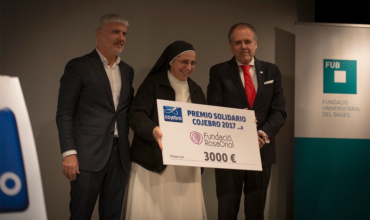 Sor Lucía recollint el xec de 3.000 euros per a la Fundació Rosa Oriol