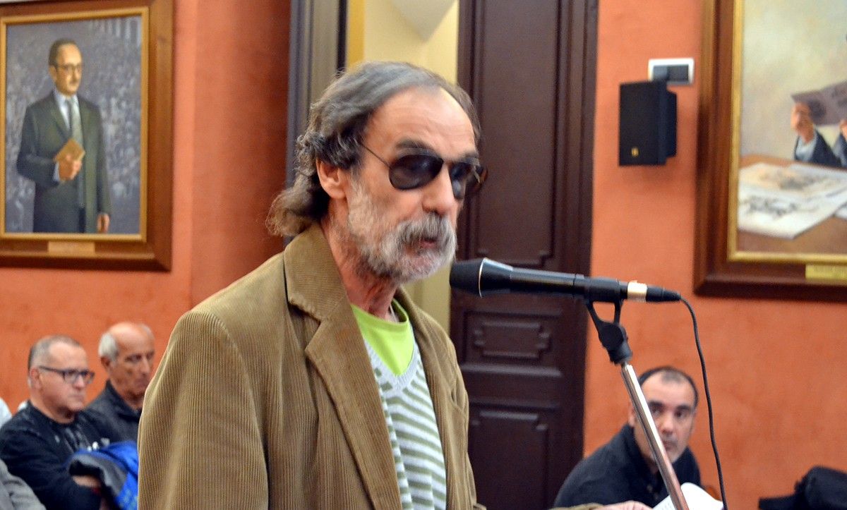 Víctor Feliu, en nom de CCOO, durant la seva intervenció davant el ple