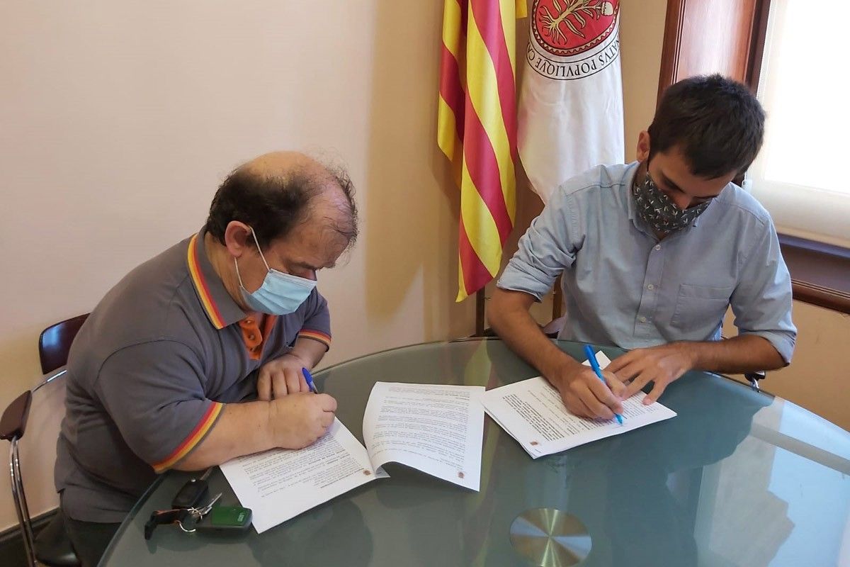 Signatura d'un dels microcrèdits concedits per l'Ajuntament de Cardona