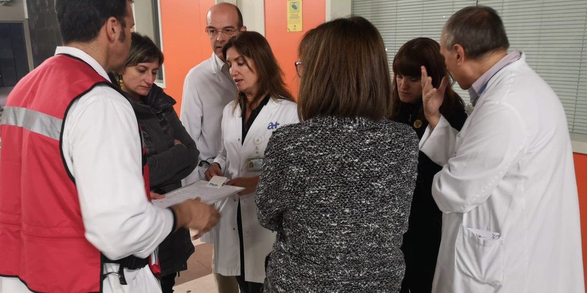 La consellera de Salut, Alba Vergés, escolta explicacions d'un equip mèdic a l'hospital Sant Joan de Déu
