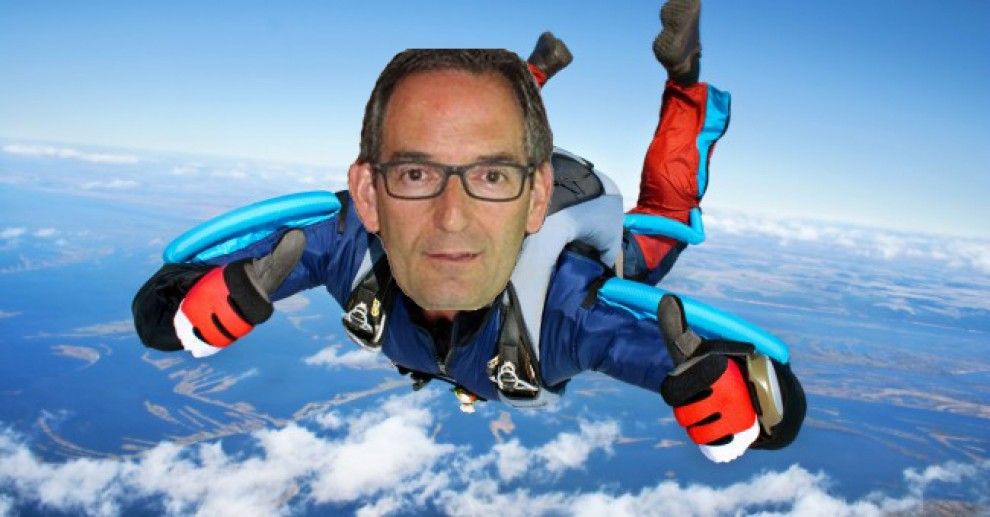 Fotomuntatge de Joan Carles Batanés saltant en paracaigudes.