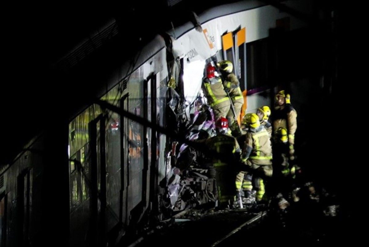 Bombers intervenint en l'accident ferroviari de Castellgalí