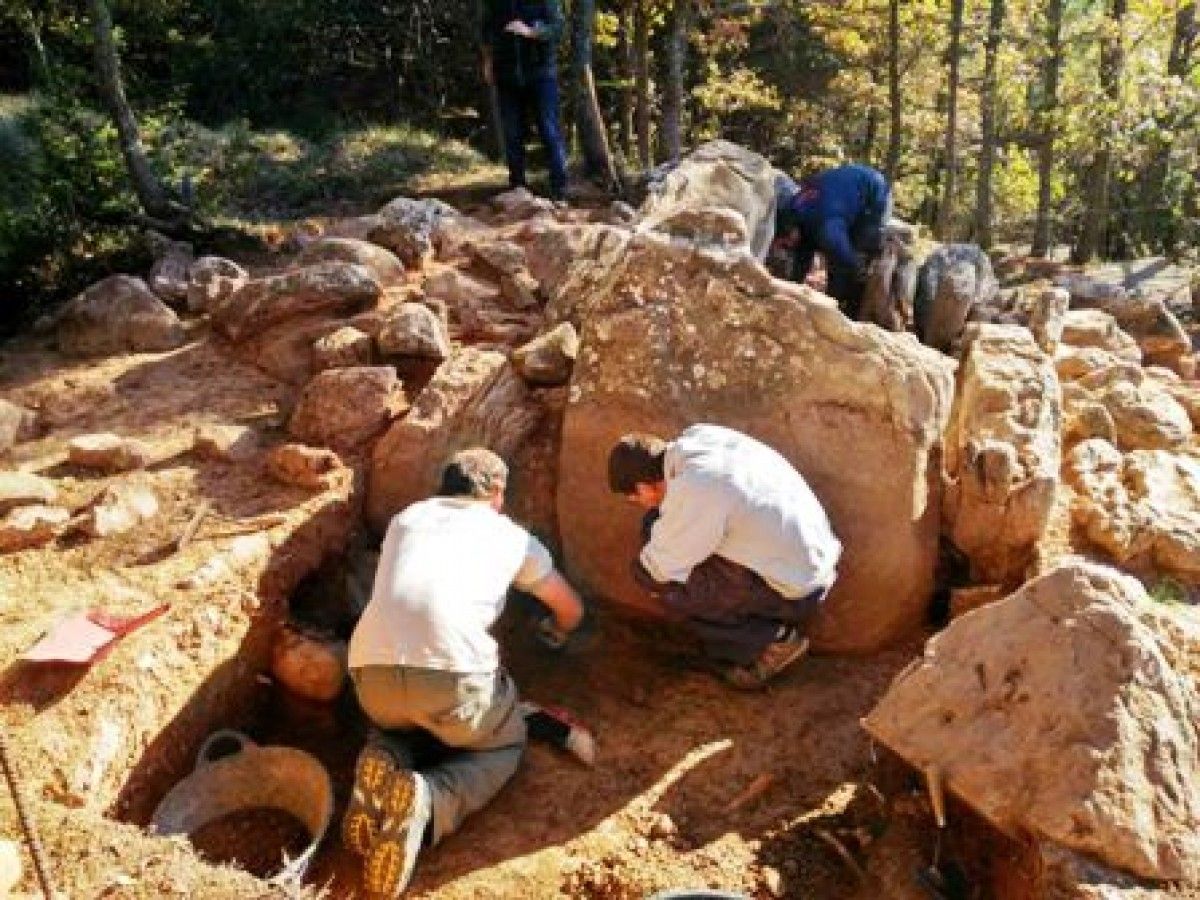 Treballs d'excavació de l'interior del dolmen de Puig Rodó