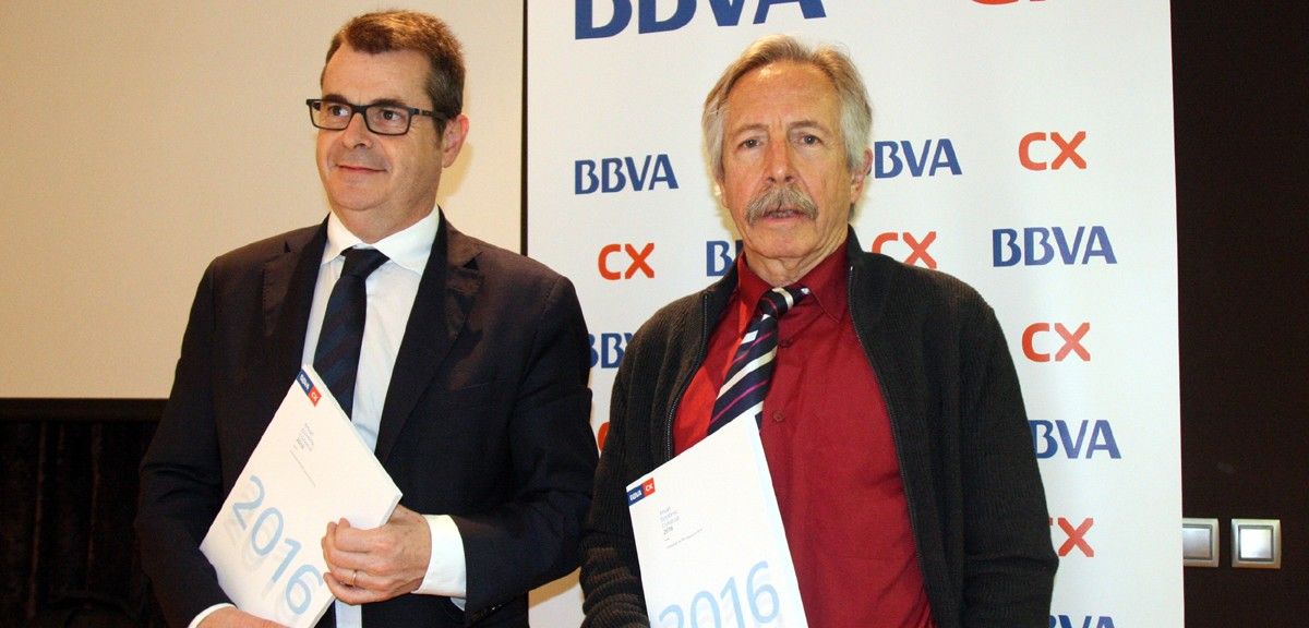 Pla mig del Doctor Josep Oliver (dreta) durant la presentació de l'Anuari Comarcal de BBVA Catalunya Caixa