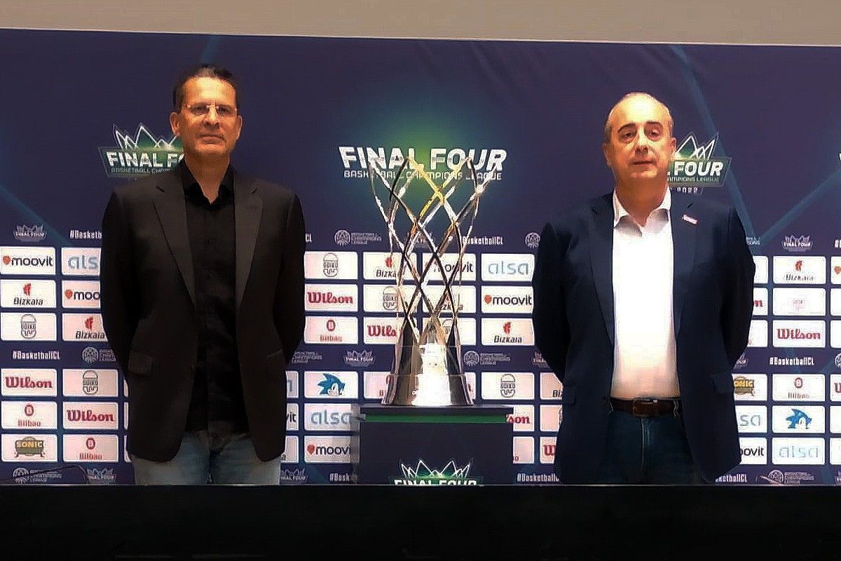 Pedro Martínez i Txus Vidorreta amb la copa de la Basketball Champions League
