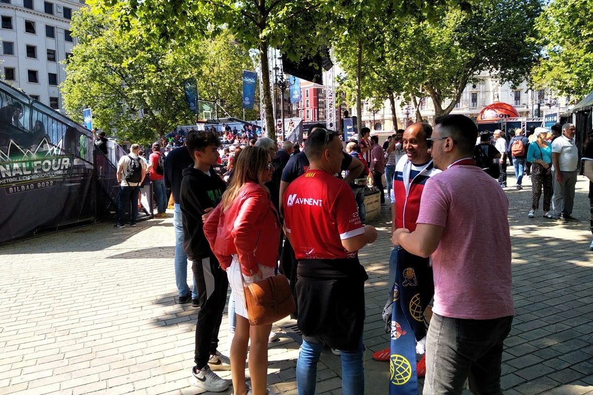 Seguidors del BAXI Manresa i de l'Athlètic han coincidit a la «fan zone» i altres punts de Bilbao