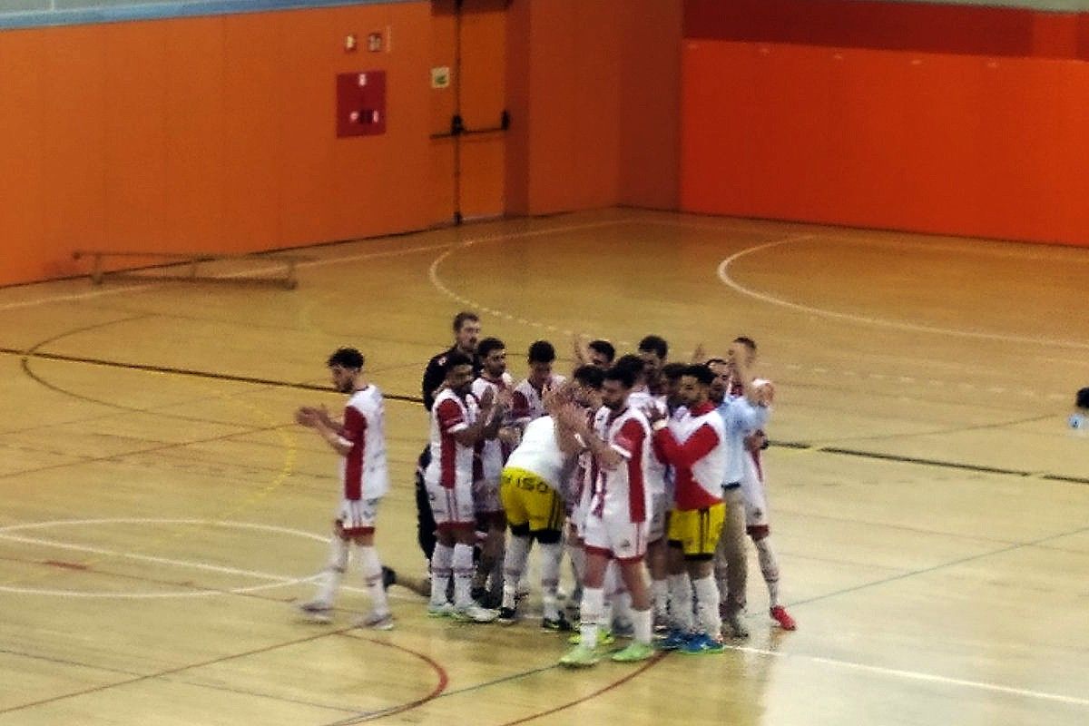 Els jugadors del Covisa Manresa celebren la classificació per a la promoció d'ascens després del partit a Mataró