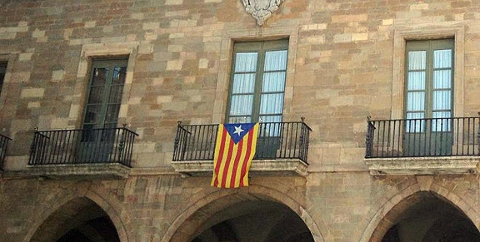 L'estelada torna a presidir la façana de l'Ajuntament de Manresa.