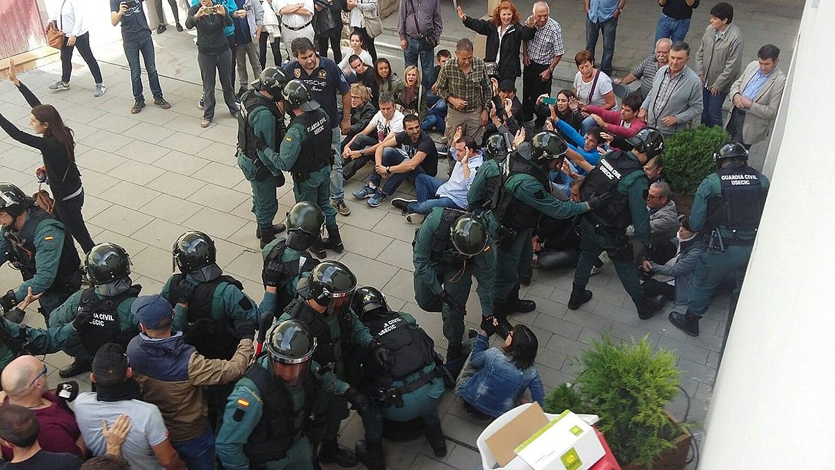 La Guàrdia Civil carregant contra la població de Fonollosa l'1 d'Octubre de 2017