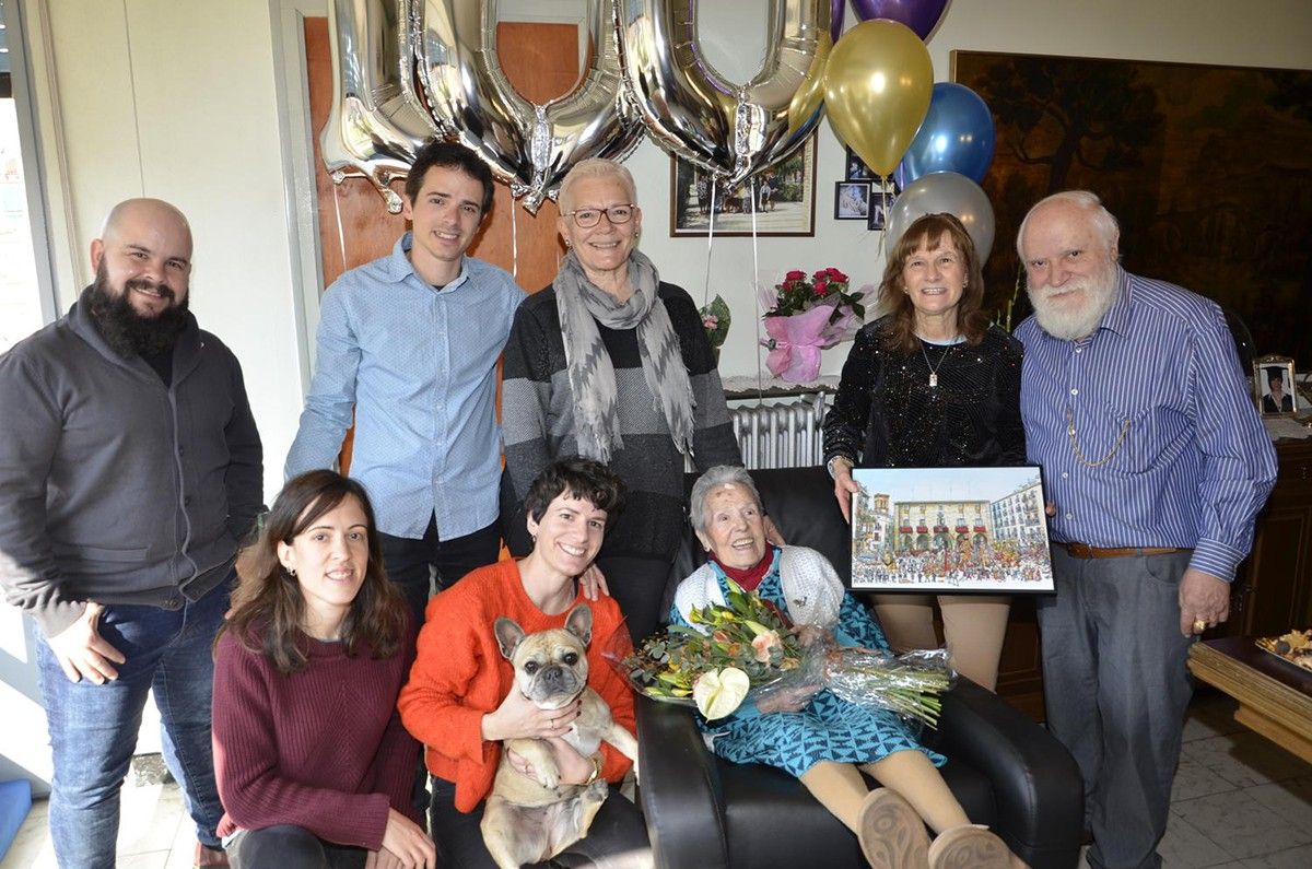 Amics i familiars de la Rosa Pérez, en el seu aniversari