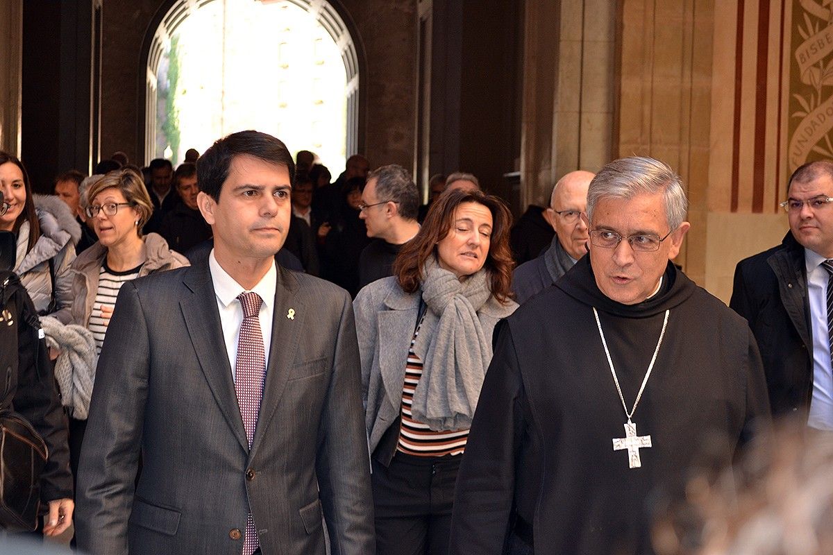 El president de la Diputació, Marc Castells, i el P. Abat de Montserrat, Josep M. Soler, a l'entrada a l'atri