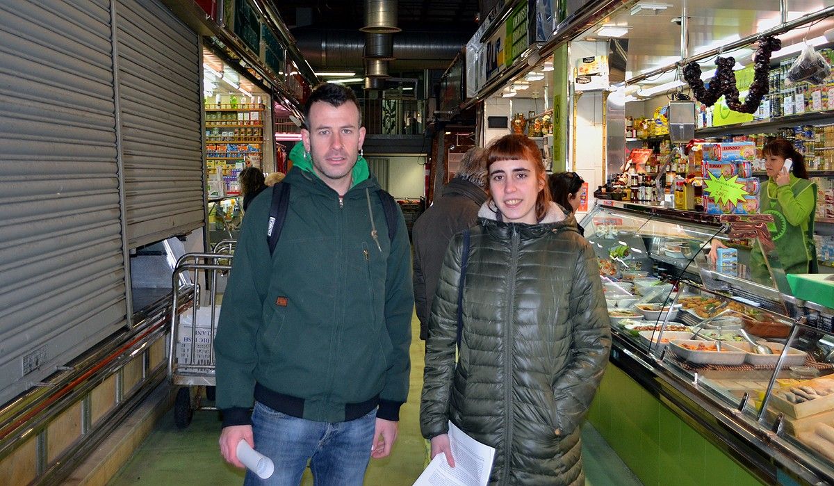 Jordi Garcés i Gemma Tomàs al mercat municipal de Puigmercadal