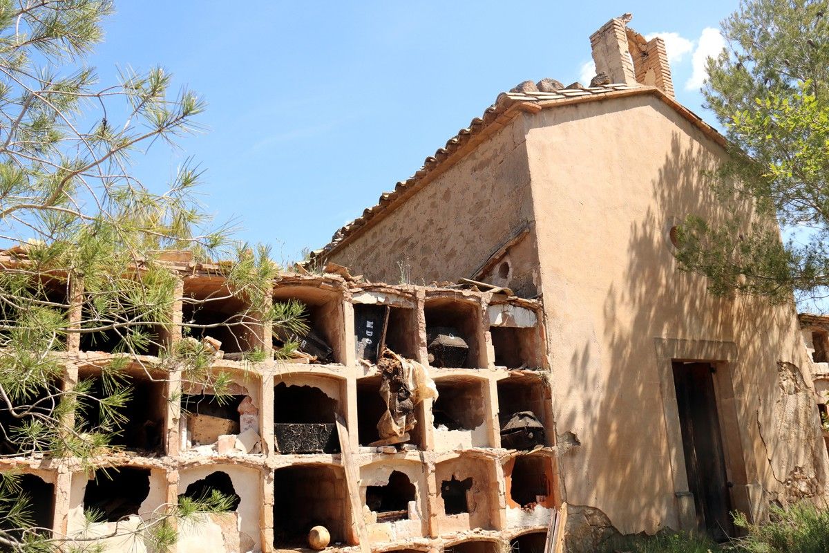 El cementiri vell d'Aguilar de Segarra després de la profanació