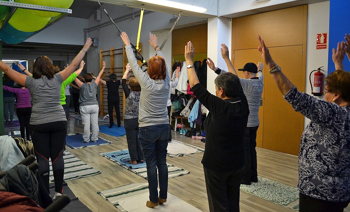 Sessió de ioga, dins del programa d'actes de la Setmana contra la violència de gènere