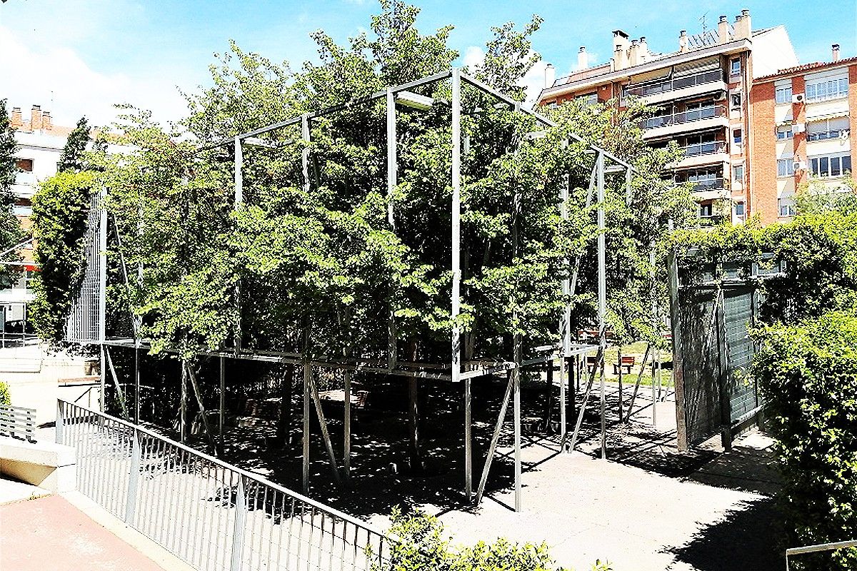 Estructures metàl·liques al parc Vila Closes del barri de Plaça Catalunya