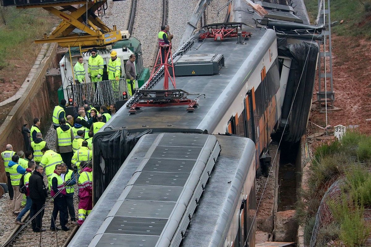 Imatge del tren descarrilat a Vacarisses, després de l'accident