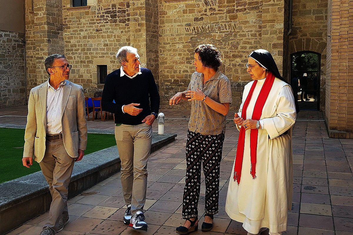 Gabriel Prat, Esteve Pintó, Mireia Gorchs i Sor Lucía Caram al claustre del Convent de Santa Clara