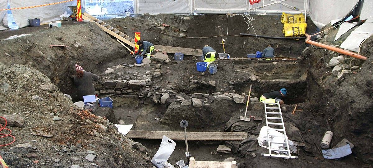 Equip internacional d'arqueòlegs treballant sobre les restes de l'església de Sant Criment